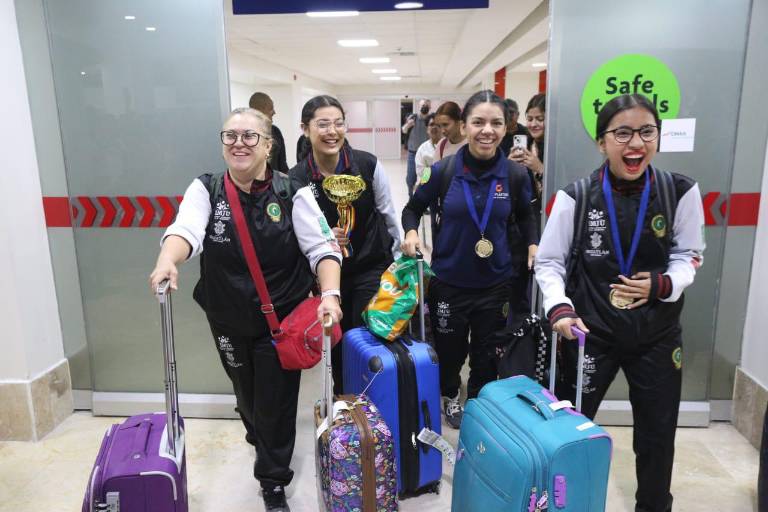 Llegan a Mazatlán las estudiantes ganadoras del oro en Rumania
