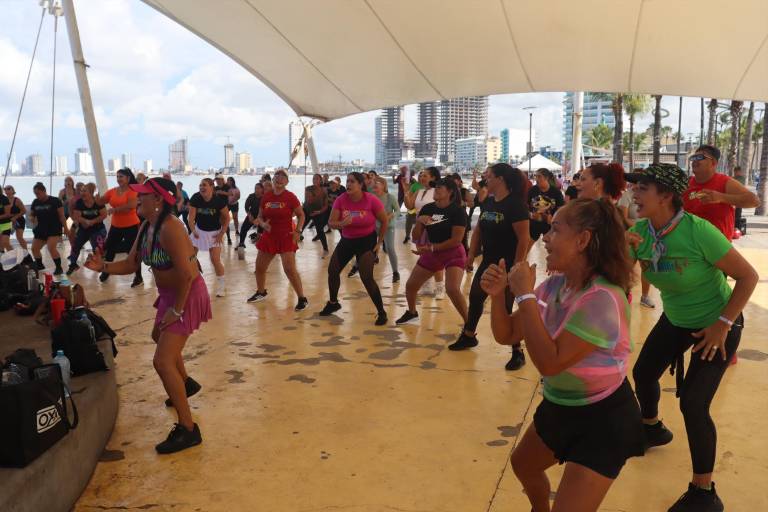 Bailan en favor de niños con discapacidad, en Playa Norte