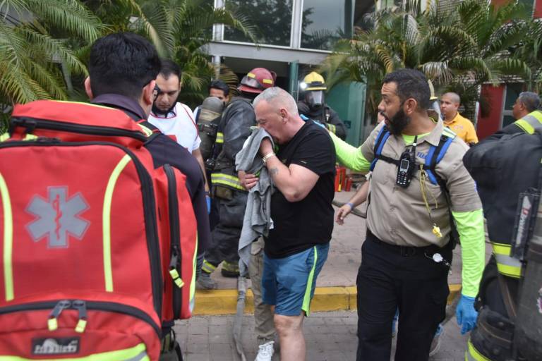 ‘Abrí la puerta de mi departamento y vi humo’: vecina de edificio incendiado en el Tres Ríos