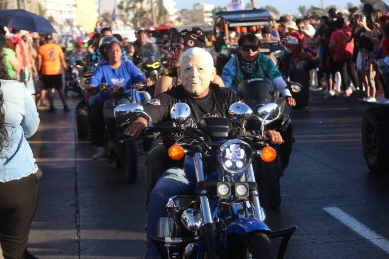 Miles de motociclistas convierten el malecón en un Carnaval