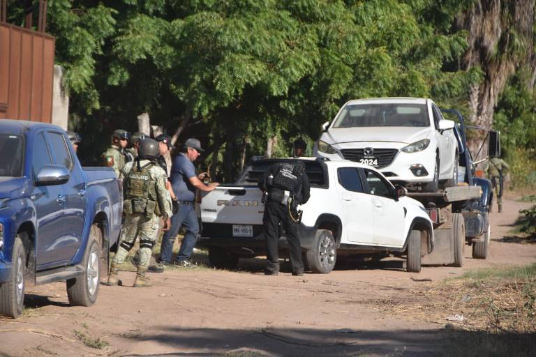 Aseguran dos vehículos en campestre en fraccionamiento Valle Alto, en Culiacán