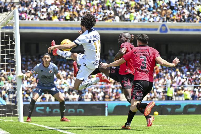 Xolos aprovecha expulsión de Pumas y penaltis para empatar en CU