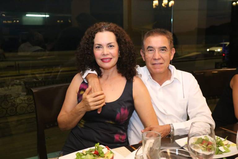 Protagonizan abogados una cena para celebrar su día