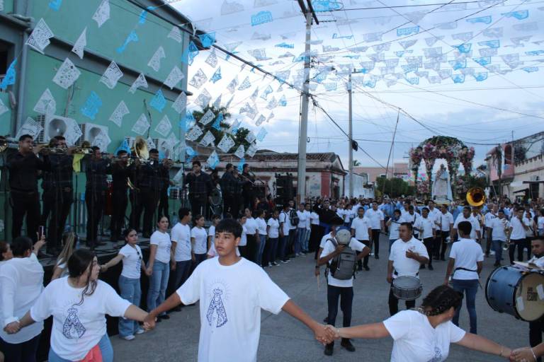 Se visten de blanco en la romería de Nuestra Señora del Rosario para pedir por la paz en Sinaloa