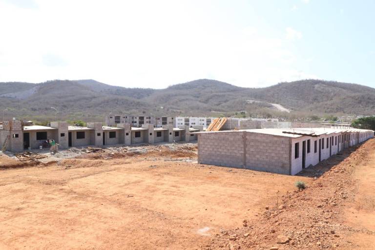 Lleva 90% de avances construcción de primeras 50 casas para desplazados, en Mazatlán