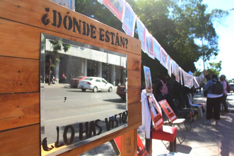 Recuerdan Sabuesos Guerreras a sus desaparecidos con ‘sillas vacías’ en plazuela de Culiacán