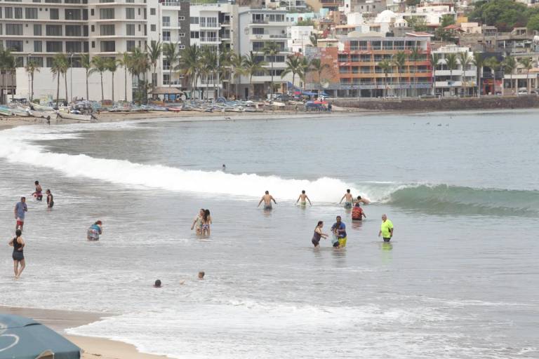 Inicia Mazatlán fin de semana con oleaje tranquilo en sus playas