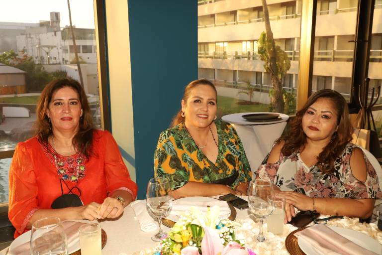 Esposas de integrantes del Colegio de Ingenieros Civiles de Mazatlán celebran su día
