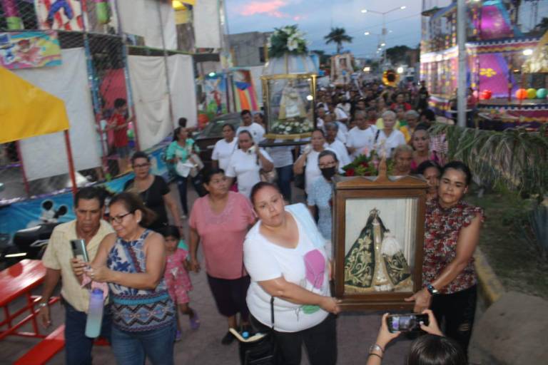 Llegan peregrinos desde Huajicori para venerar a Nuestra Señora del Rosario