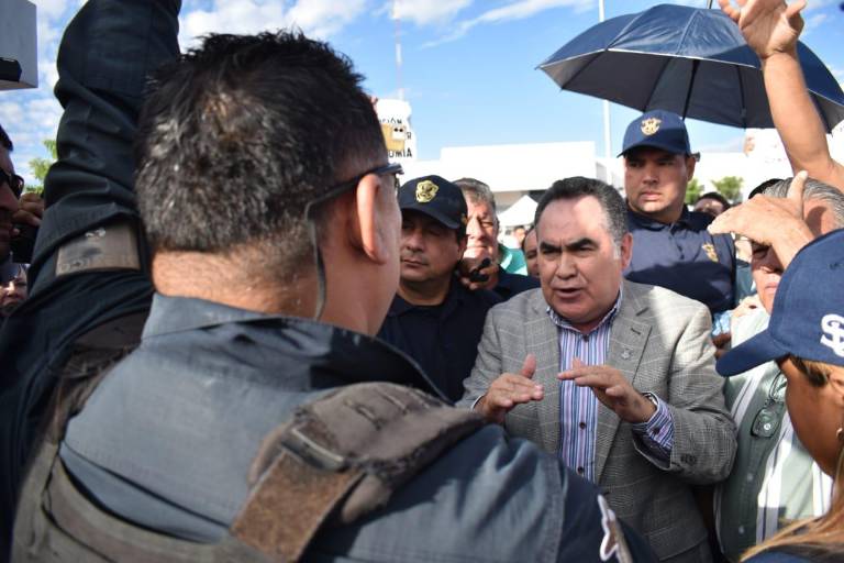 Chocan universitarios con policías estatales a llegada de Madueña a audiencia; amenazan con bloqueos y marcha