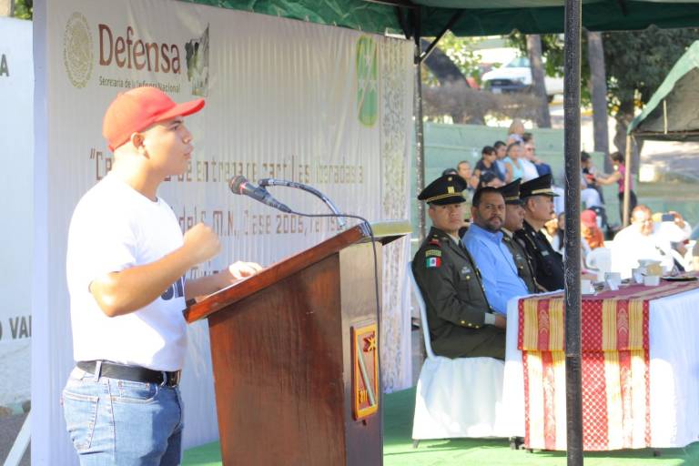 Entregan cartillas liberadas de jóvenes del Servicio Militar Nacional, en Mazatlán