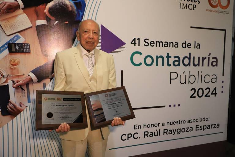 Distinguen contadores a Raúl Raygoza Esparza