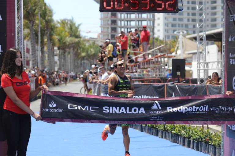 Confirma Aram Peñaflor su categoría en el puerto del Triatlón Internacional Astri-Redpetroil Mazatlán 2024