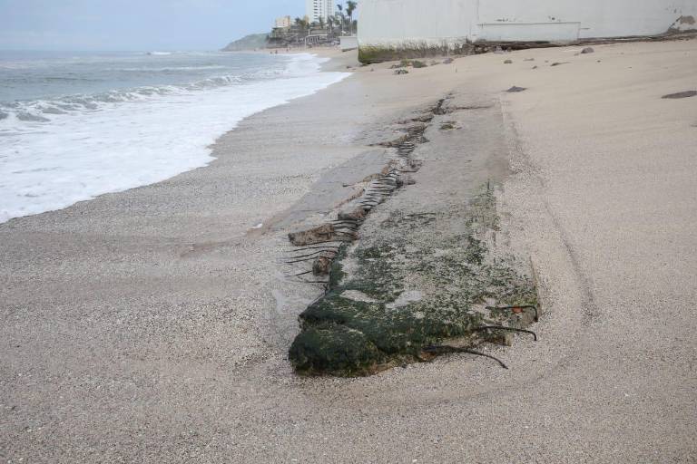 Comunidad surfer revive daño de varillas y escombros en playas de Mazatlán que se denunció hace siete años