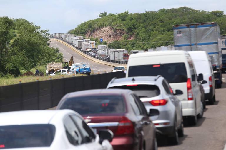Carreteras de Mazatlán están saturadas por cierre de autopista a Culiacán