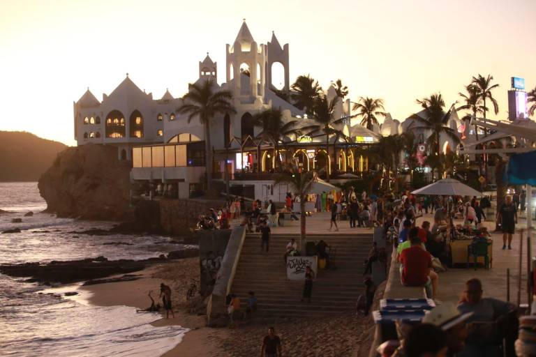 Vive Mazatlán un domingo tranquilo, con poco turismo en las calles