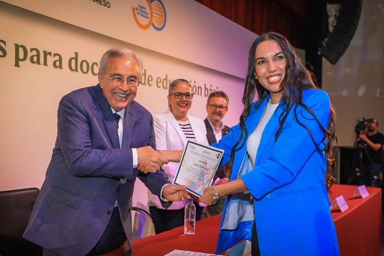 Entregan a docentes constancias de diplomados de matemáticas y ciencias