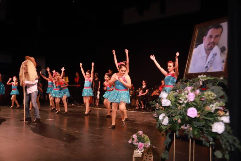 Rosas blancas al ritmo de los Papaquis para Jesús Emilio Valenzuela