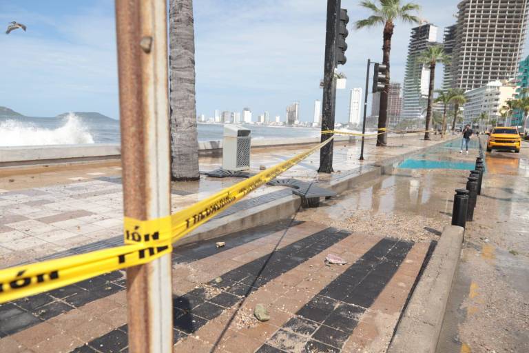 Marejadas ocasiona destrozos en palapas y mobiliario en playa de Mazatlán