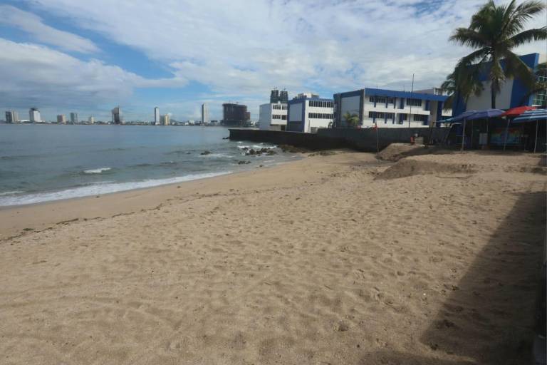 Erosión en Playa Pinitos, en Mazatlán, afecta a comerciantes de la zona