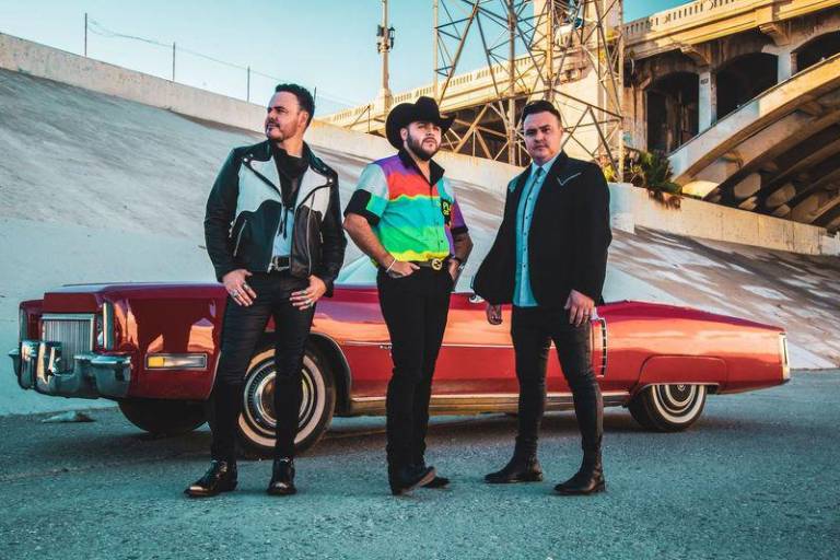 Gerardo Ortiz y Río Roma cantan ‘Por ella tomo’