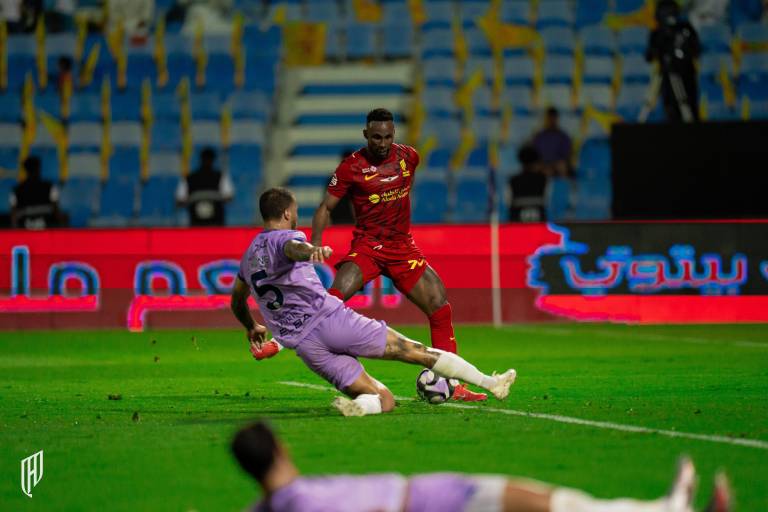 Con doblete de Julián Quiñones el Al Qadsiah se impone con autoridad