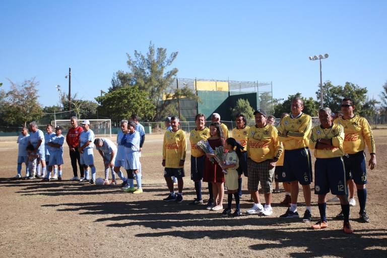 Rueda el balón en la Liga de Futbol Veteranos Platino, en el Muralla
