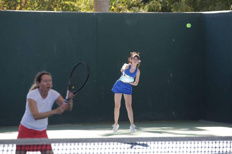 Hinojos y Pérez se imponen ante Arévalo y Rochín en el Bajo Techo