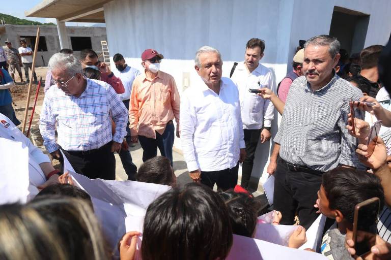 Vamos a cumplir todos los compromisos con el poblado de la Santa María: AMLO