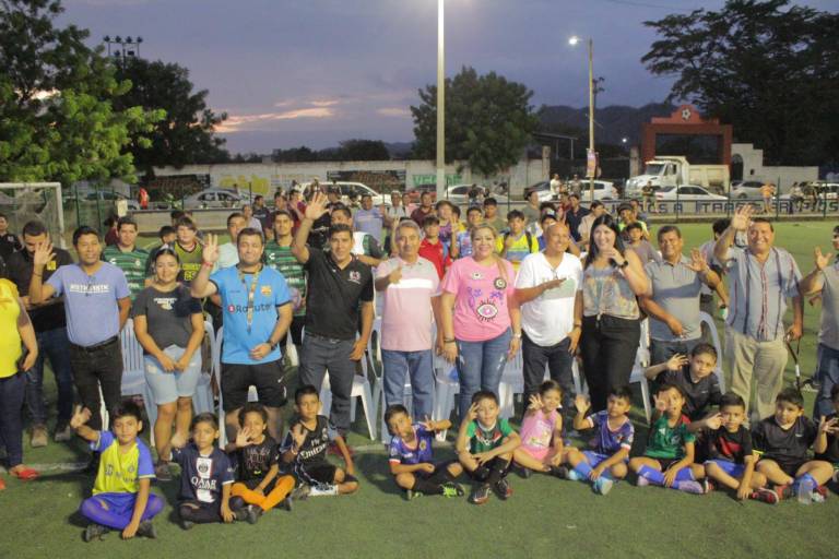 Rehabilitarán cancha de futbol en Rosario