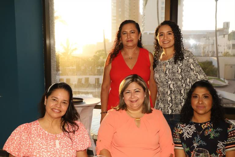Esposas de integrantes del Colegio de Ingenieros Civiles de Mazatlán celebran su día