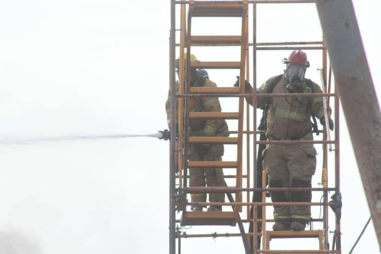 En astillero de Mazatlán arde ‘cascarón’ de barco cuando era desmantelado