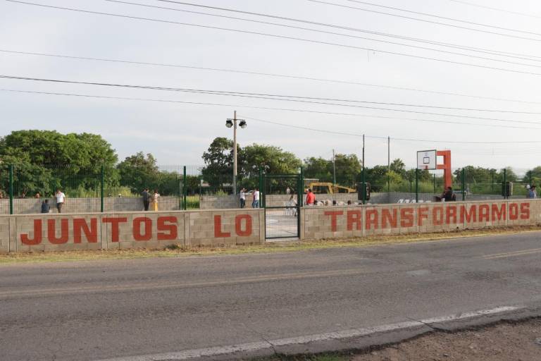 Entregan obra de agua potable y rehabilitación de cancha en La Estación