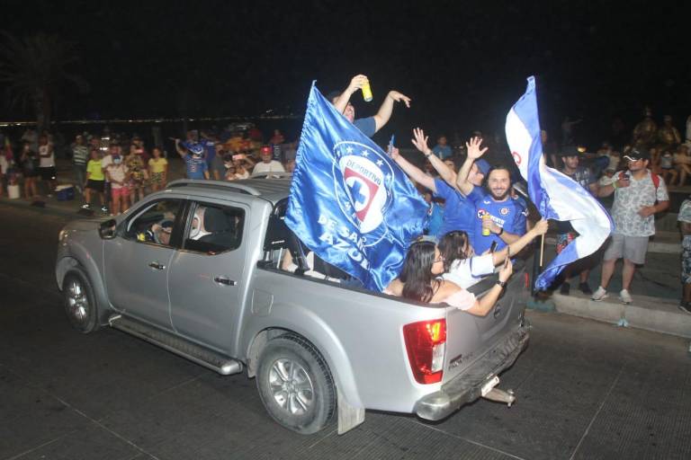Aficionados en Mazatlán festejan el título del Cruz Azul