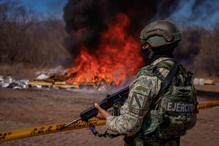 FGR incinera 2 toneladas de droga y objetos del delito; Gobernador de Sinaloa acude a la destrucción