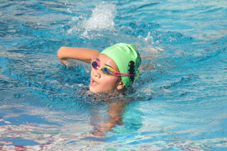 Viven diversión y compañerismo en el Acuatlón Alberca Olímpica