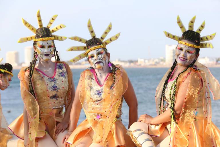 Mazatlecos y turistas disfrutan del primer desfile del Carnaval