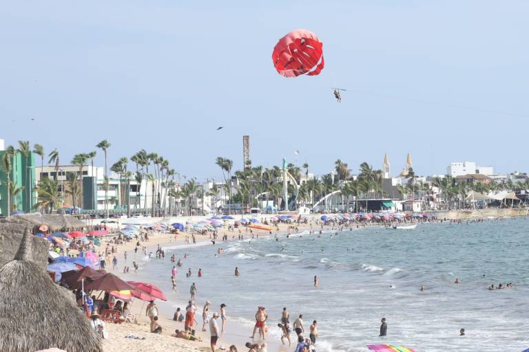 Playas de Mazatlán lucen concurridas la tarde de este jueves