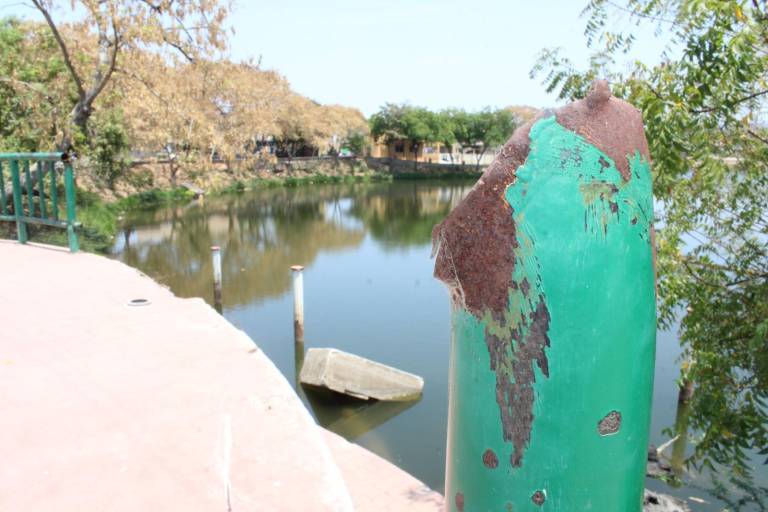 Advierten riesgos en el mirador en la Laguna del Iguanero, en Rosario
