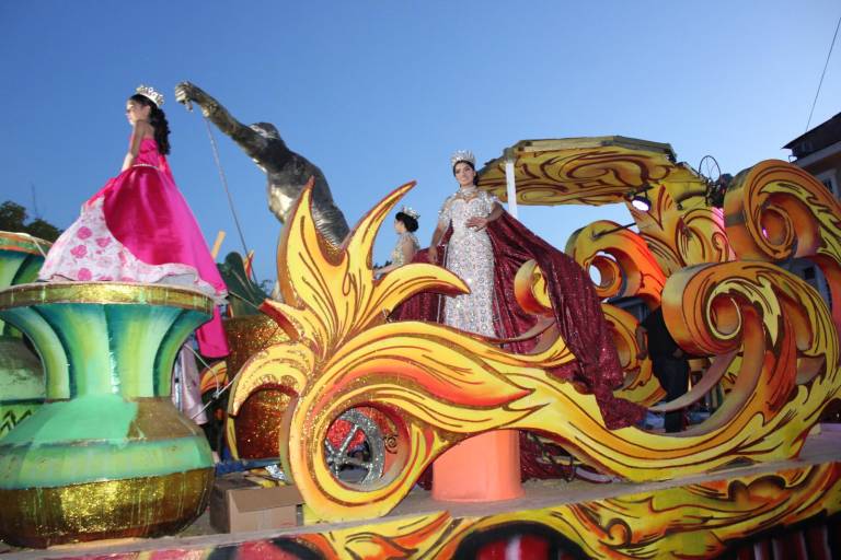 Se llenan de fiesta las calles de Rosario con el desfile de la Primavera
