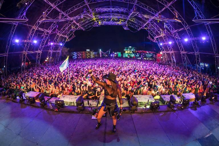 La DJ sinaloense Mariana Bo causa euforia en el Pa’l Norte 2022