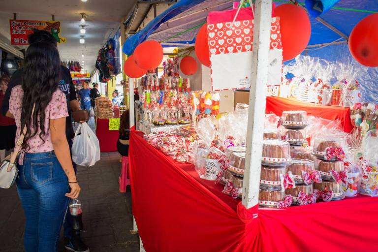 Inicia en Culiacán venta de tazas, paletas de corazón y peluches por Día de San Valentín