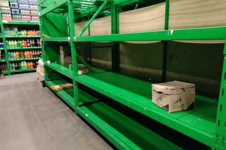 Tráfico, hoteles saturados y tiendas abarrotadas en Chilpancingo por afectados de Acapulco del huracán Otis