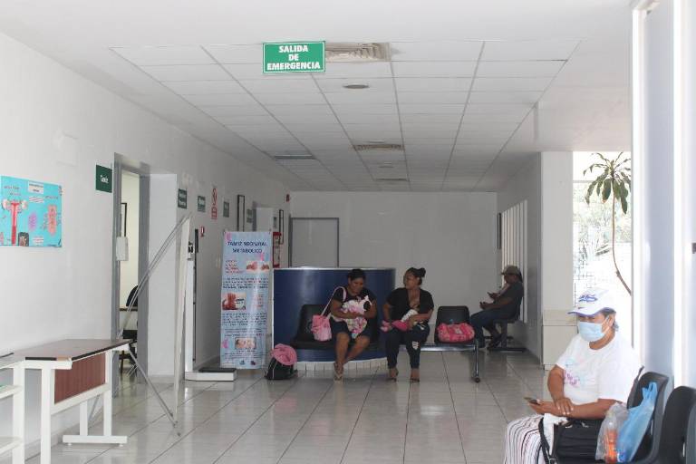 Da a luz su tercer hijo en el baño de la sala de espera de un hospital de Escuinapa