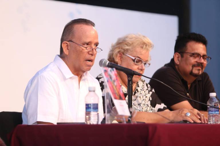 Presenta Mario Medina su obra fotográfica y el poemario ‘Silencio gregario’