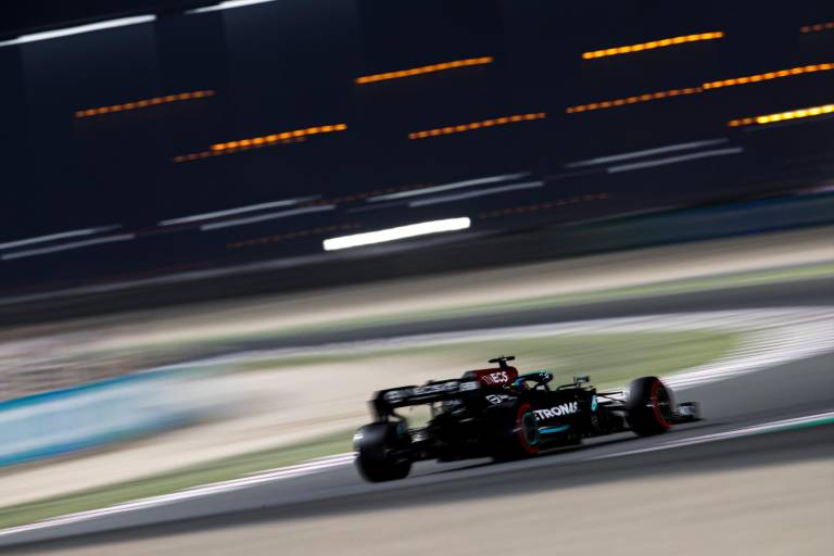 Lewis Hamilton gana el Gran Premio de Qatar y cierra lucha por el campeonato de la Fórmula 1; Checo es cuarto