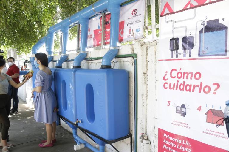 Combaten la escasez de agua en comunidades con el programa Escuela de Lluvia, en Sinaloa