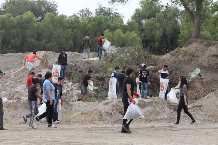 Cientos de personas se reúnen a limpiar el río Presidio en Mazatlán