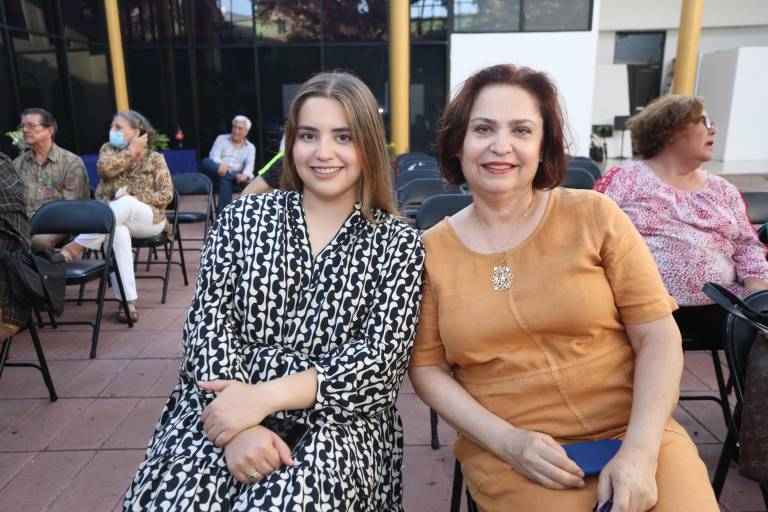 Disfrutan la obra fotográfica y el poemario ‘Silencio gregario’ de Mario Medina