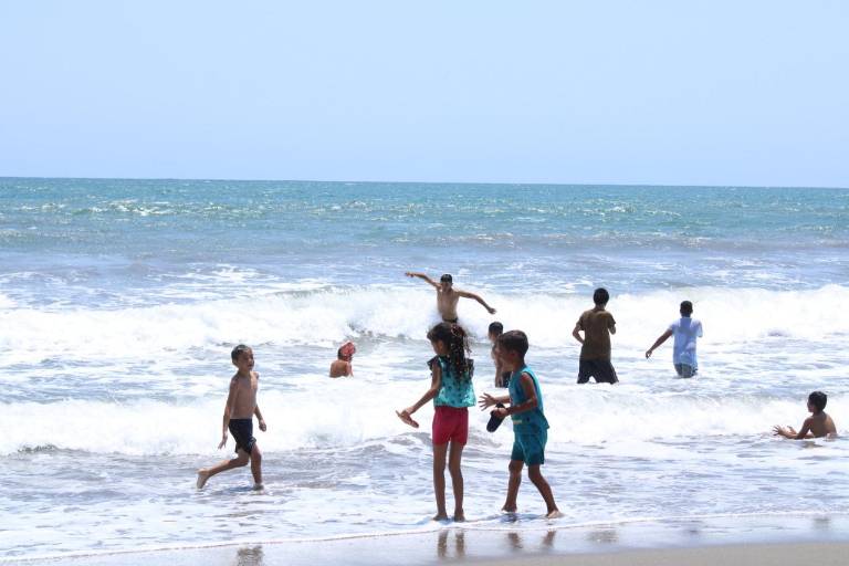 Pese a advertencia de mar de fondo, permiten bañarse en Las Cabras